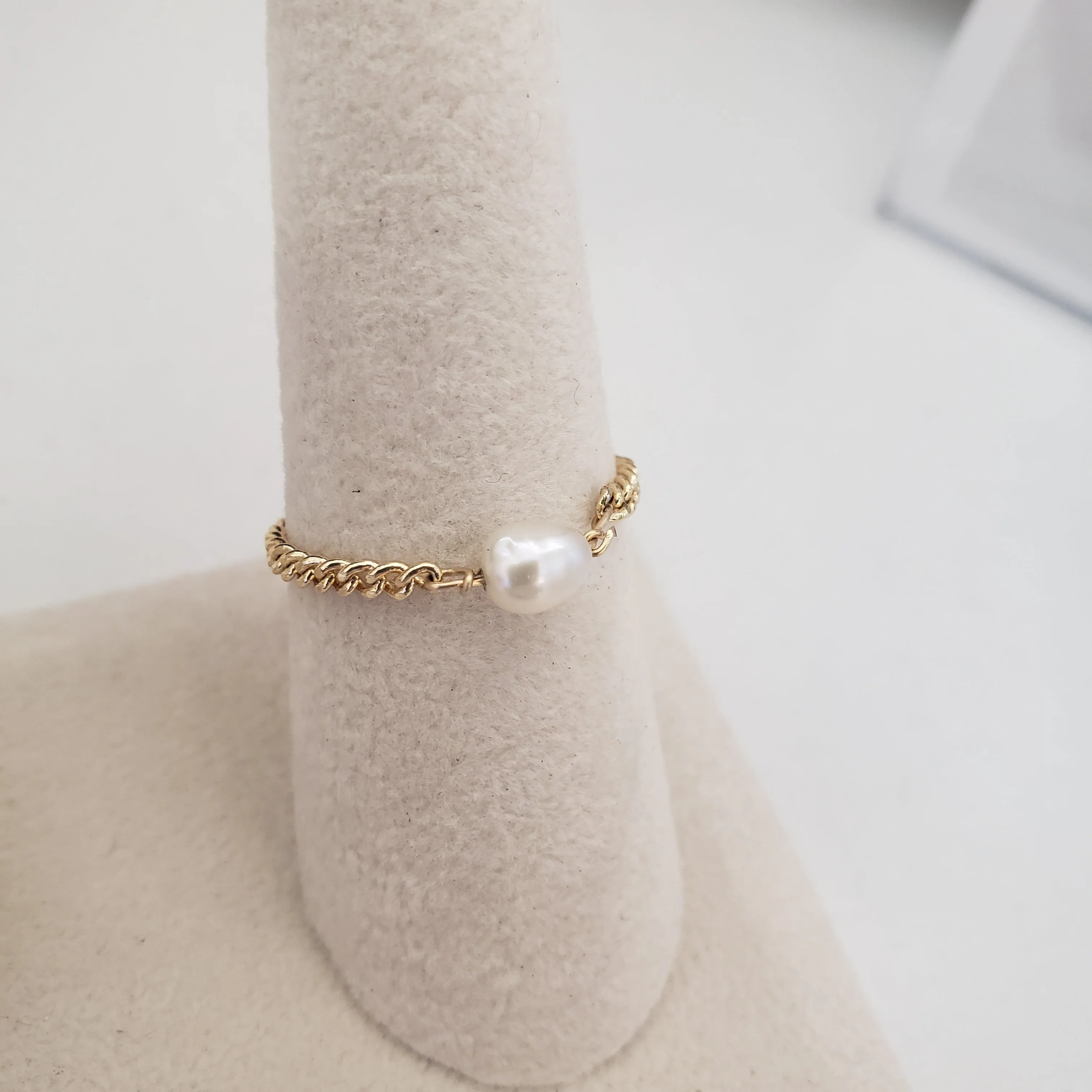 Single Fresh Pearl Chain Ring